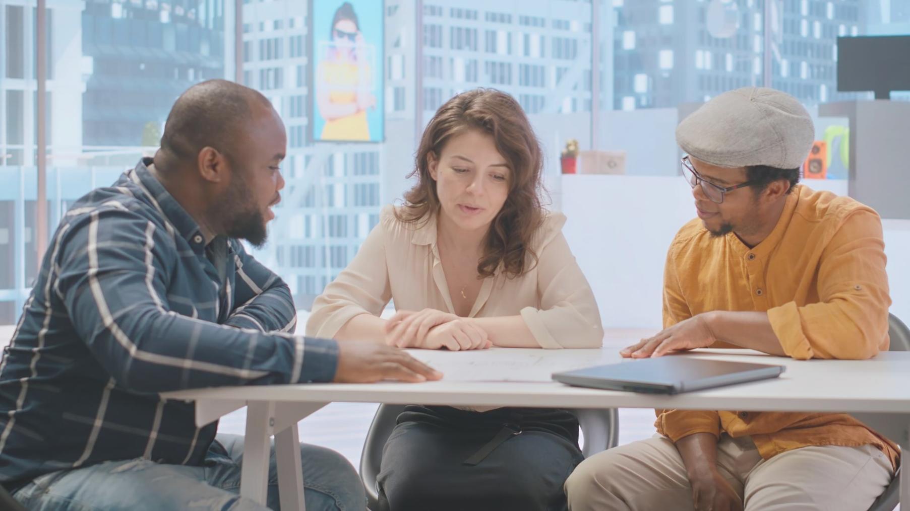 Emotionale Intelligenz Lernprogramm - Menschen in einem Workshop-Setting