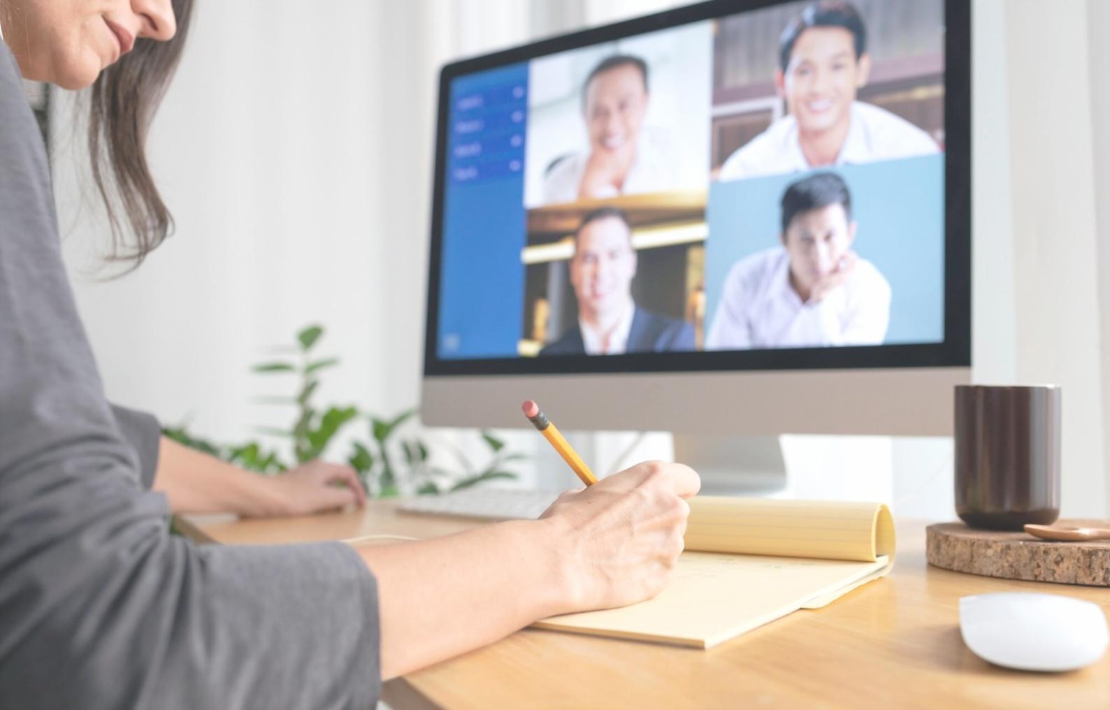 Teilnehmer in einem interaktiven Workshop zur Selbstreflexion