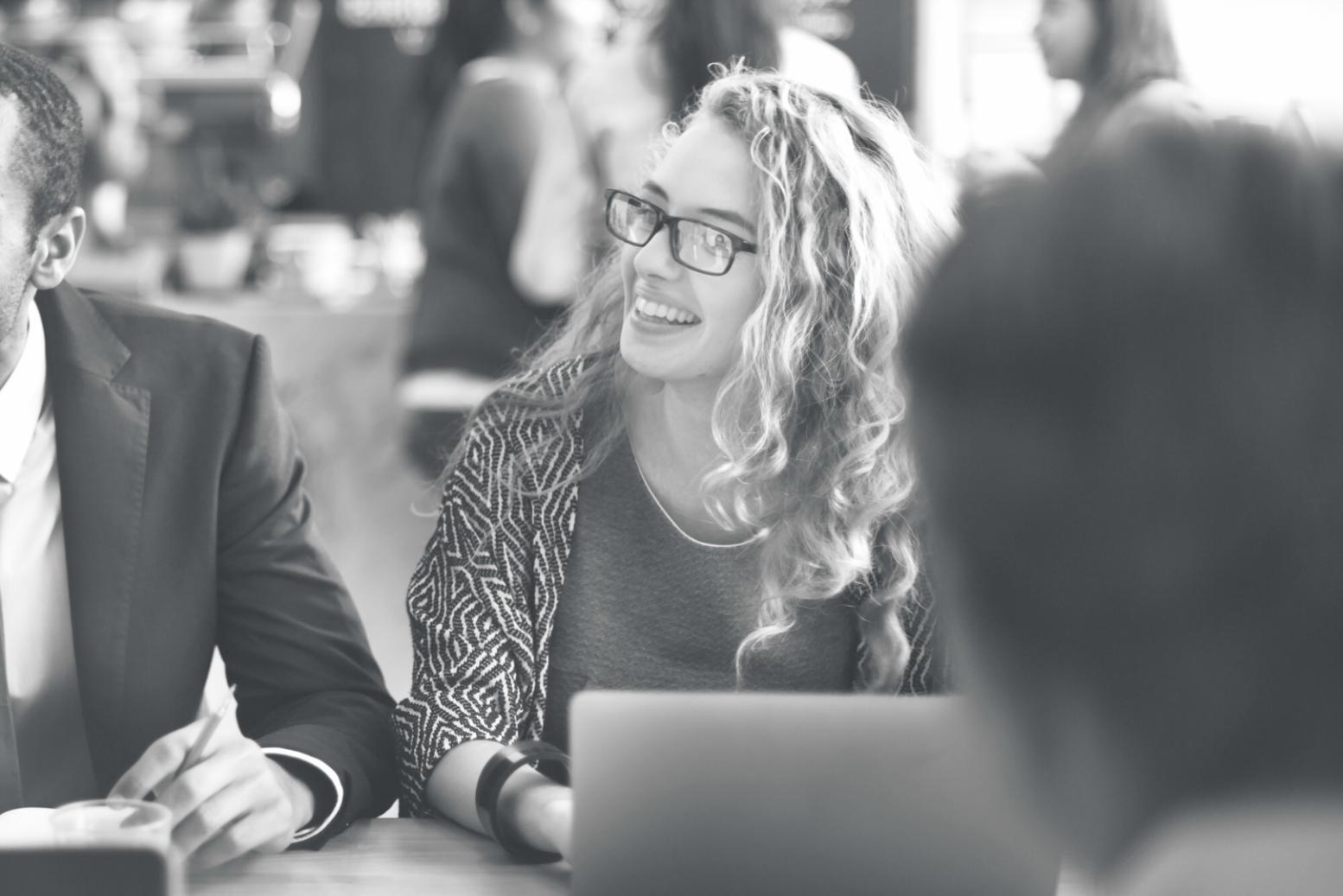 Menschen bei einem Workshop zur emotionalen Intelligenz