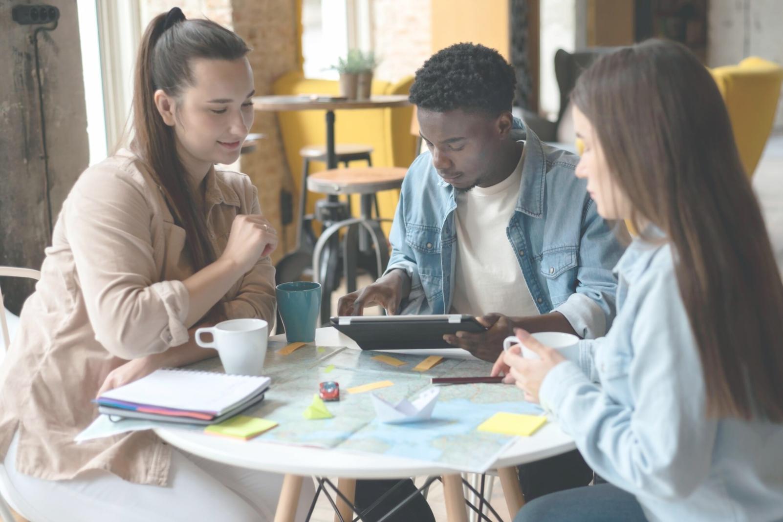 Person in ruhiger Selbstreflexion - Emotionale Intelligenz entwickeln