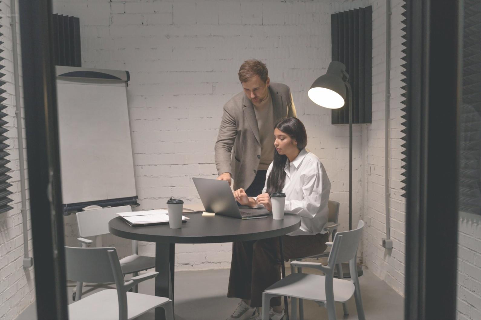 Menschen in vertiefter Diskussion - Emotionale Intelligenz Lerngruppe